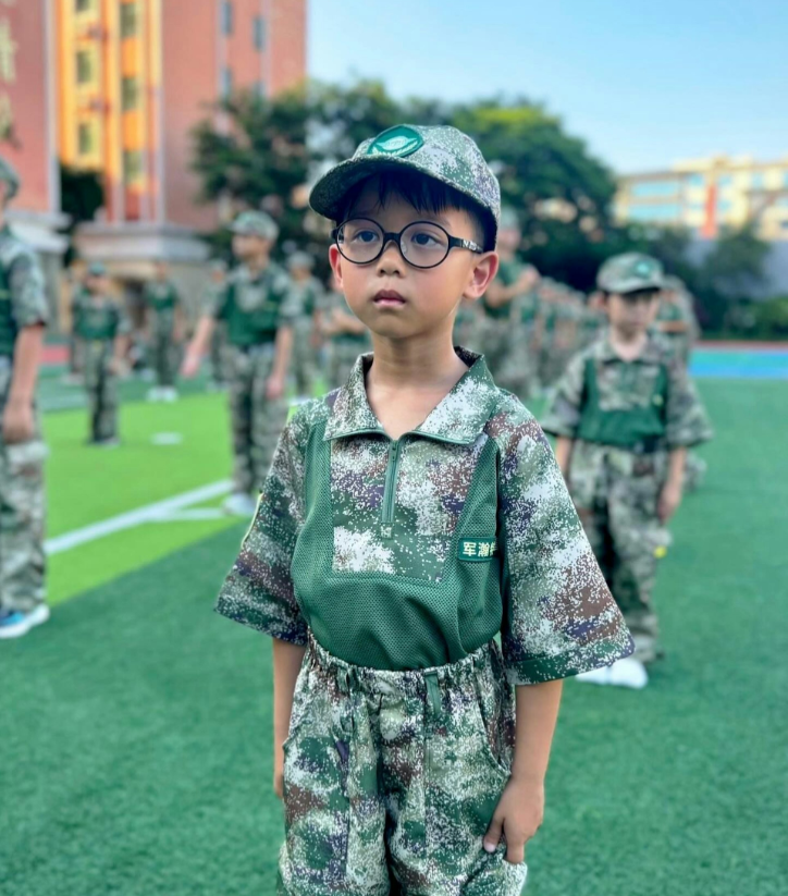 TVB前花旦送7歲兒子廣州軍訓！重聚一刻向父母跪謝！老公感動哭出來