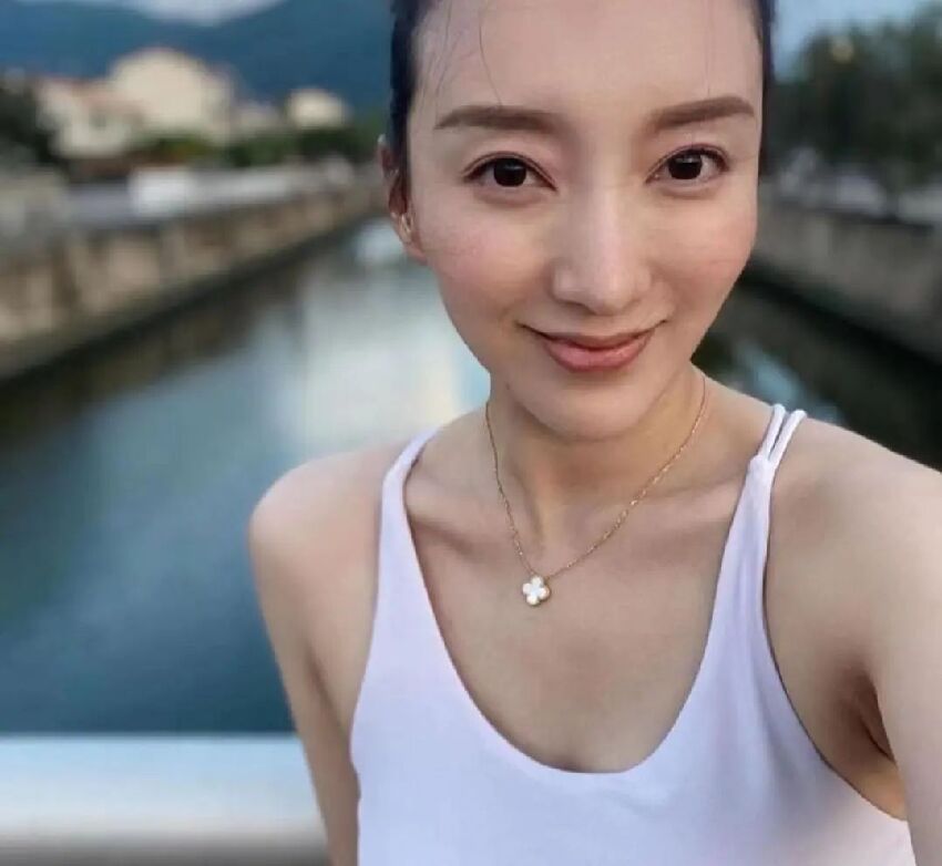 恭喜！TVB前氣質港姐突曬照宣布秘密產子，與內地知名導演結婚3年多