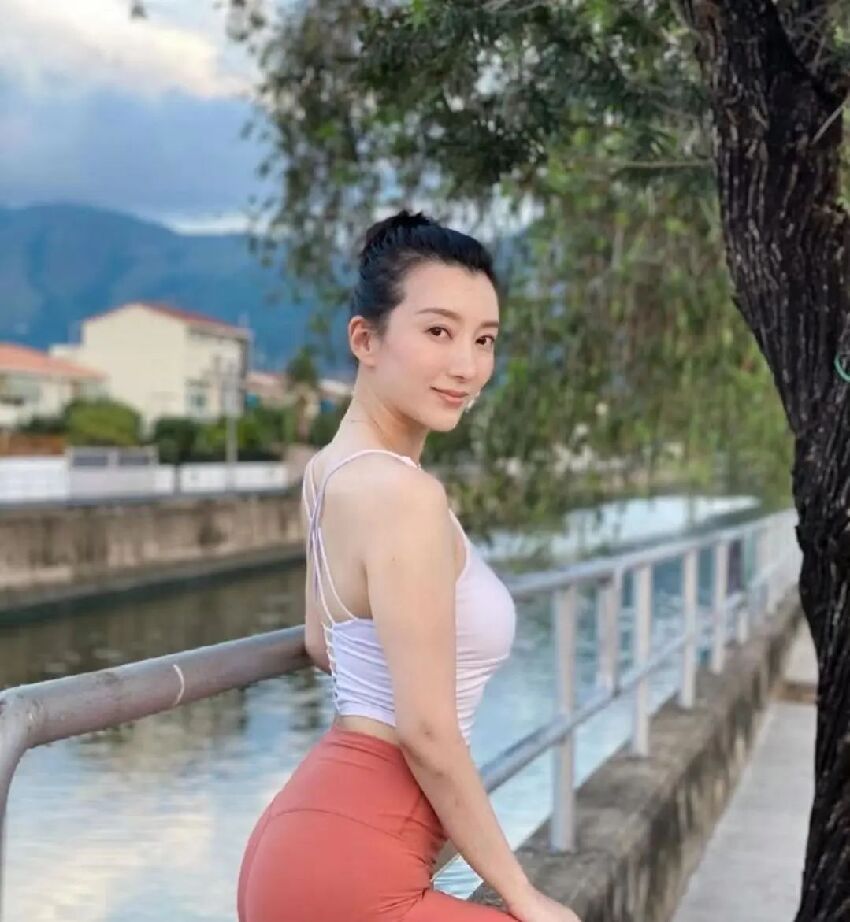 恭喜！TVB前氣質港姐突曬照宣布秘密產子，與內地知名導演結婚3年多