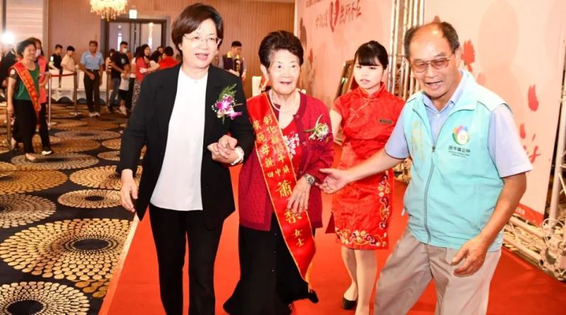 獲選模範母親！84歲媽媽笑容滿面「兒竟是大咖天王」　為父母包場演唱「孝順出了名」