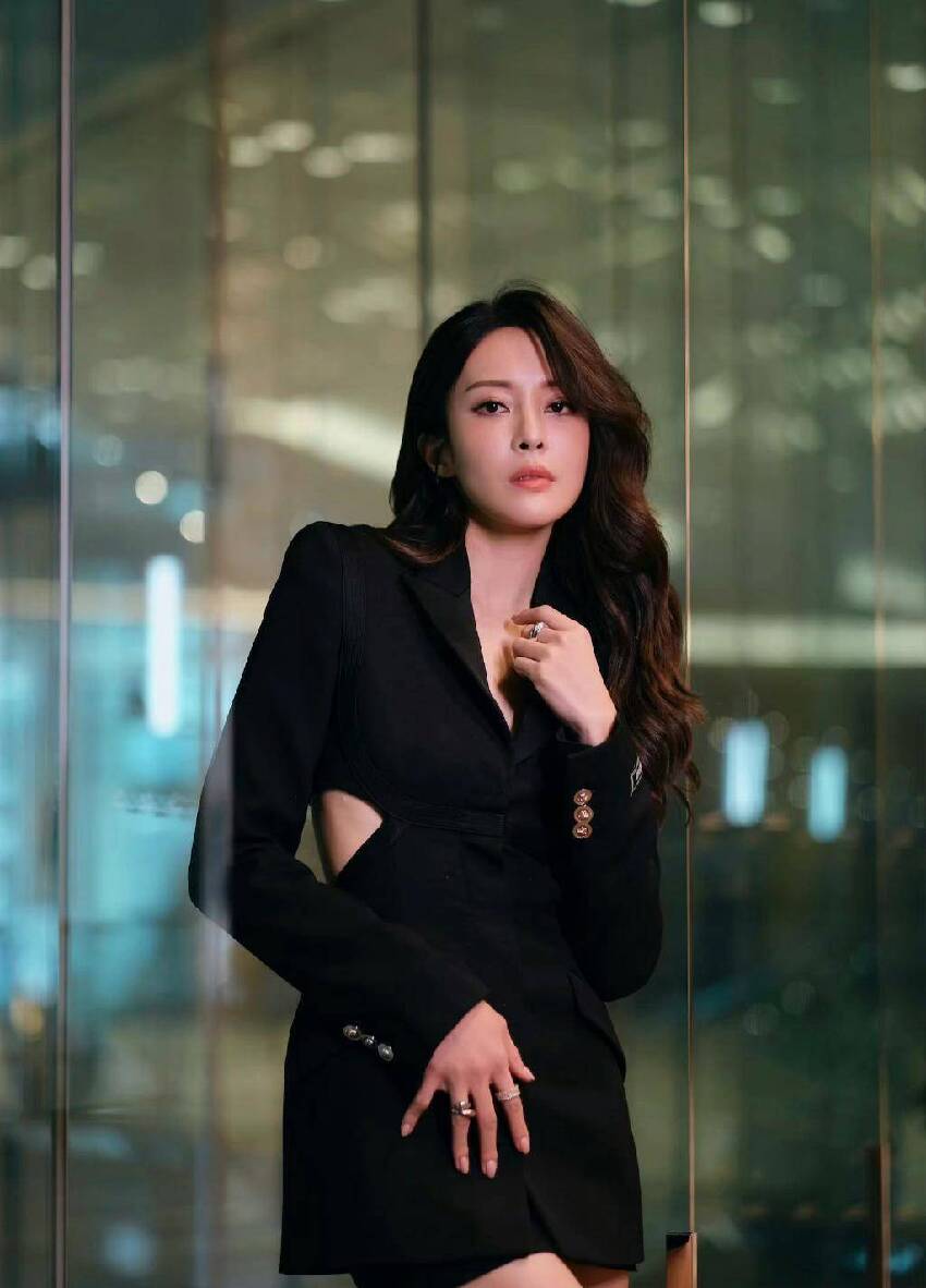 TVB女星張曦雯身穿黑色西裝短裙出席活動，知性大方、迷人又饑渴