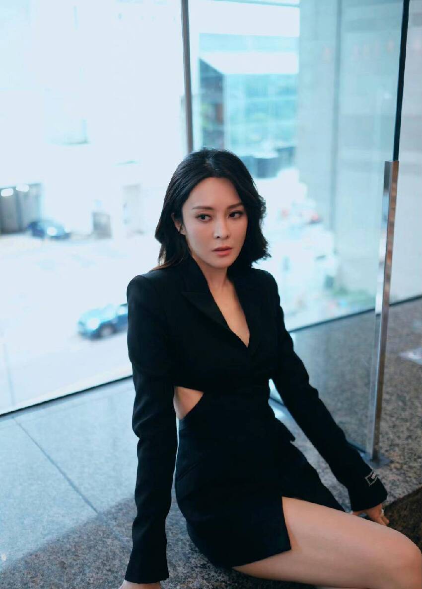 TVB女星張曦雯身穿黑色西裝短裙出席活動，知性大方、迷人又饑渴