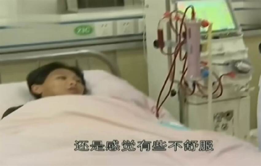台灣富豪大陸尋12年前初戀，誰料女友為他至今未嫁，馬上相見卻患尿毒癥，眼前一幕讓記者淚崩