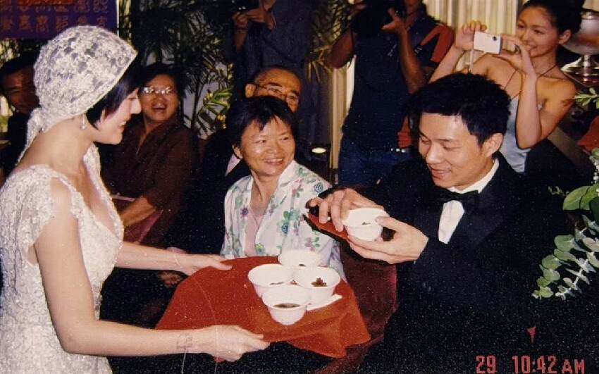 挖出19年前結婚舊照！小S驚覺「大S全程用心做一事」當眾「對許雅鈞出手」網全看哭：太有愛
