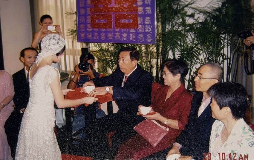 挖出19年前結婚舊照！小S驚覺「大S全程用心做一事」當眾「對許雅鈞出手」網全看哭：太有愛