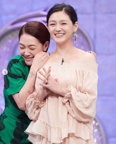 挖出19年前結婚舊照！小S驚覺「大S全程用心做一事」當眾「對許雅鈞出手」網全看哭：太有愛