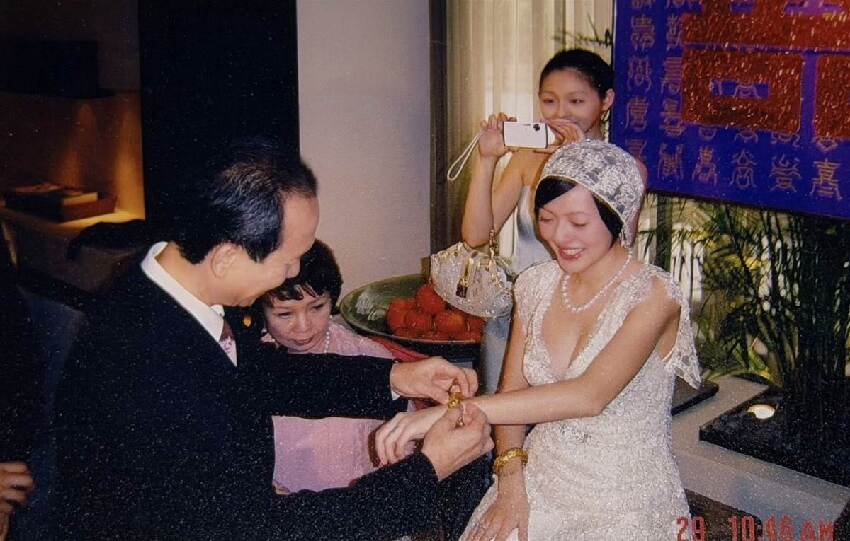 挖出19年前結婚舊照！小S驚覺「大S全程用心做一事」當眾「對許雅鈞出手」網全看哭：太有愛