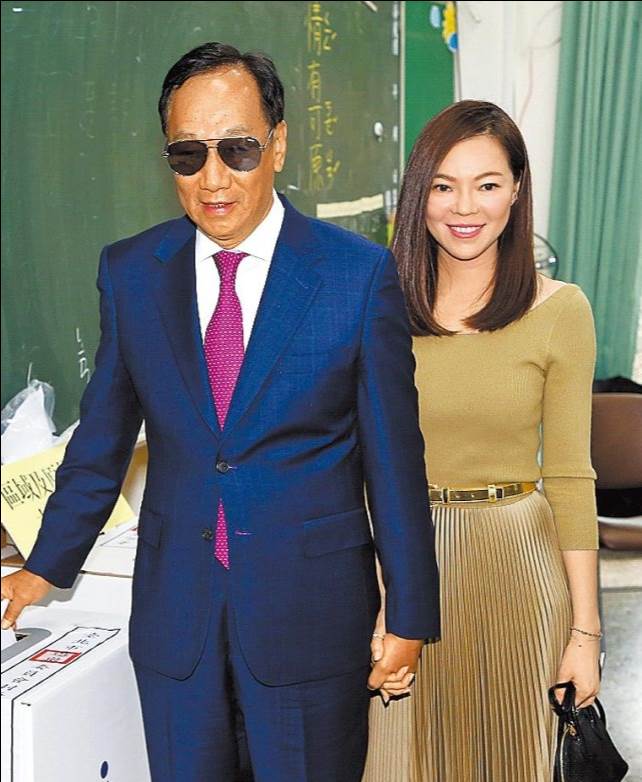 永遠比不上亡妻！郭臺銘小24歲嬌妻「1500億沒份分」每年生日「只送玫瑰花」：她真的不愛錢