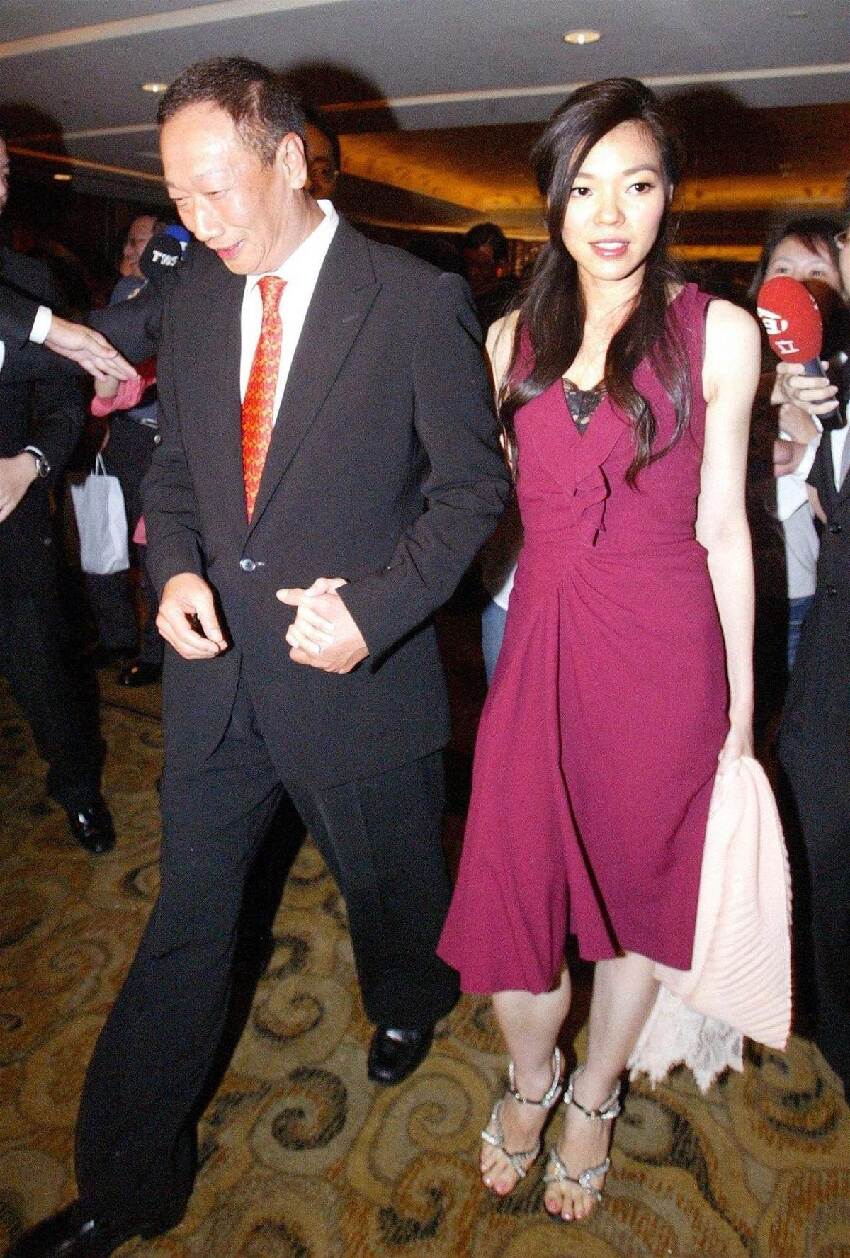 永遠比不上亡妻！郭臺銘小24歲嬌妻「1500億沒份分」每年生日「只送玫瑰花」：她真的不愛錢