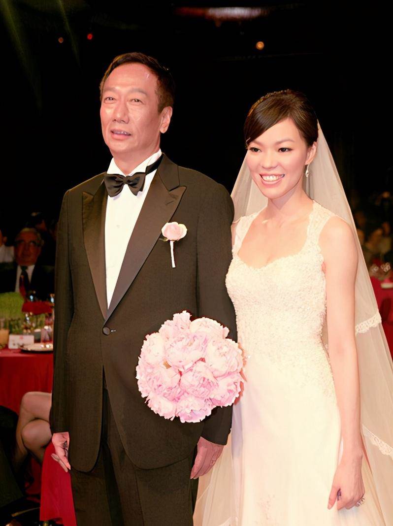 永遠比不上亡妻！郭臺銘小24歲嬌妻「1500億沒份分」每年生日「只送玫瑰花」：她真的不愛錢