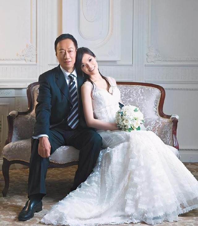 永遠比不上亡妻！郭臺銘小24歲嬌妻「1500億沒份分」每年生日「只送玫瑰花」：她真的不愛錢