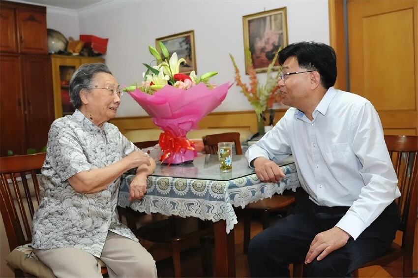 百歲女國醫！今101歲「頭髮依舊茂盛」身體好思維靈敏　養生秘訣很簡單：兩樣東西「絕對不碰」