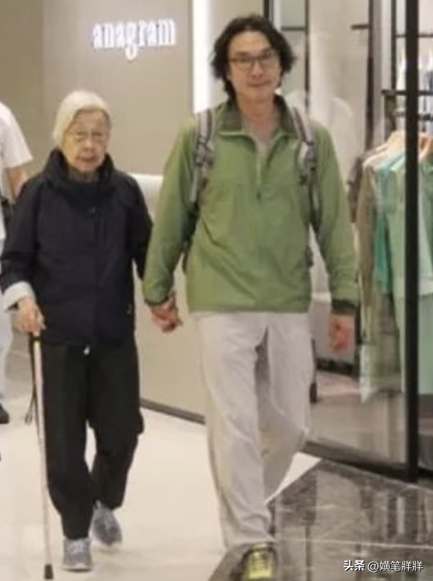 演員劉松仁：43歲娶小20歲空姐，如今75歲無兒無女，他後悔了嗎？