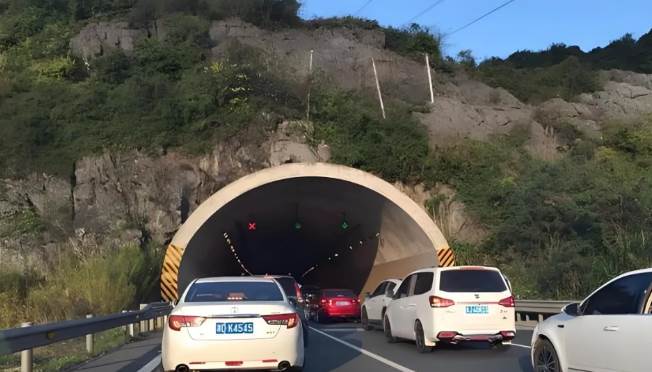 隧道中遇到很慢的車，不能變道超車怎麼辦？交警：照著做不扣分