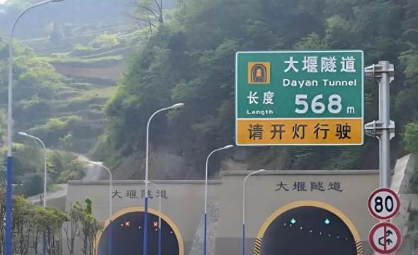 隧道中遇到很慢的車，不能變道超車怎麼辦？交警：照著做不扣分