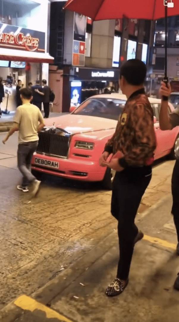 64歲富豪洪永時現身香港，嘴叼煙打扮土豪，乘豪車出巡四處給小費