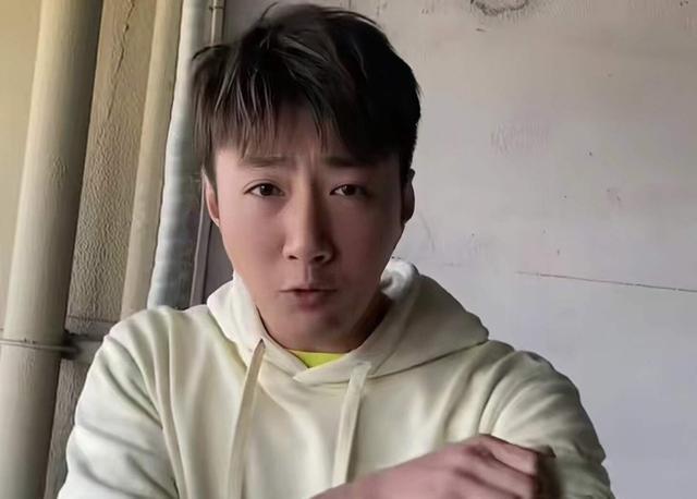 恭喜！香港男星蔡淇俊突然宣布結婚，與男友人牽手唱歌陷同性緋聞