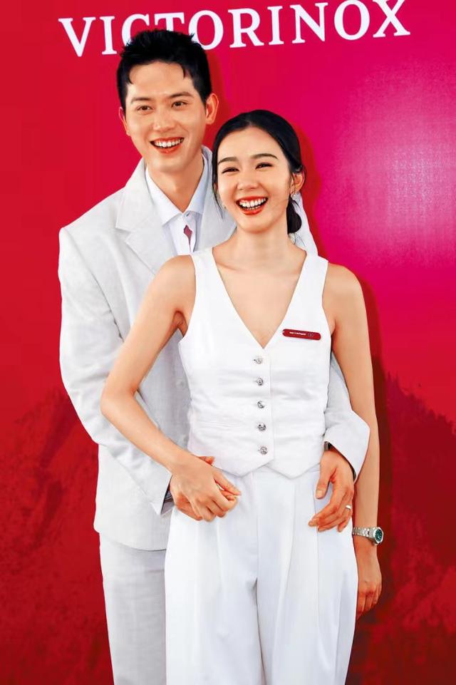 婚後首次夫妻檔接商演！前港姐公開埋怨機師老公：造人時間不配合