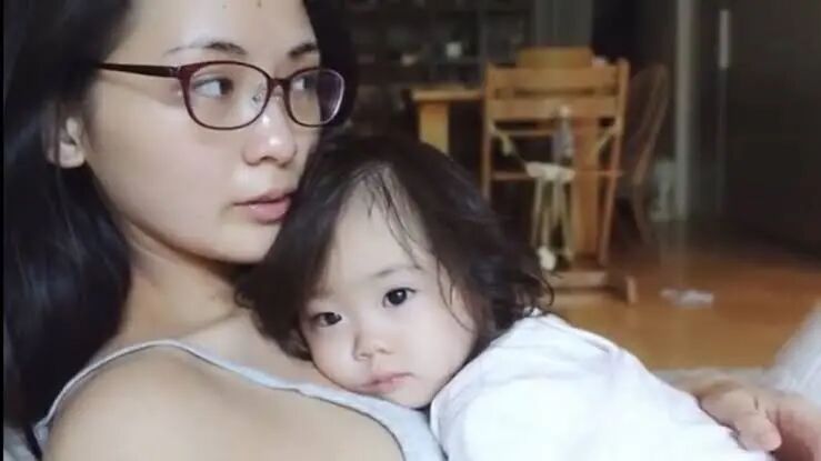 日本辣媽露腰，穿超短褲帶3娃被日網罵上熱搜！ 網友：到底關你什麼事？