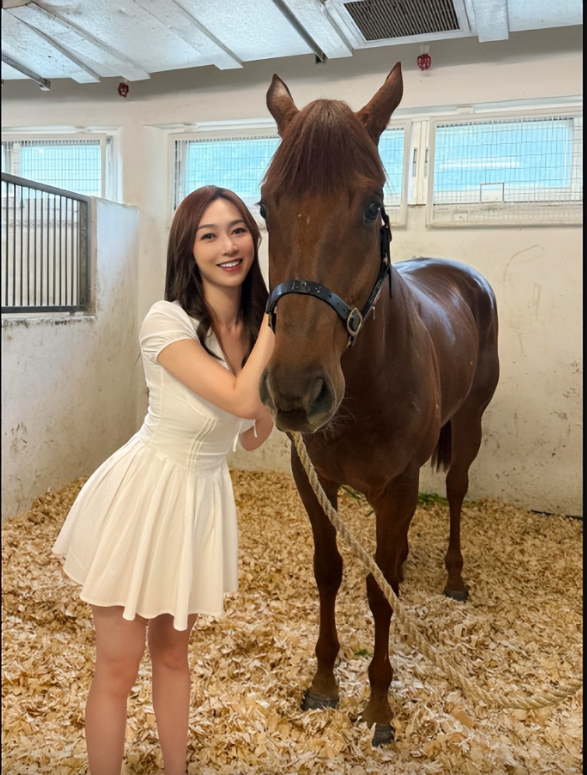 TVB「最強小三」喂狗食花膠引熱議，住半億豪宅，養賽馬爆冷奪冠