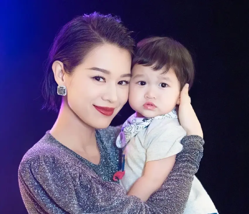 突發!胡杏兒老公在夜店與多位美女親密互動被拍,網友直呼辣眼睛