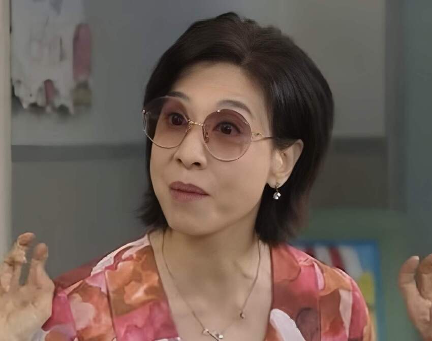 TVB「處境劇女王」拍戲遭揩油，吻戲對方突然伸舌頭，結婚多年堅持丁克