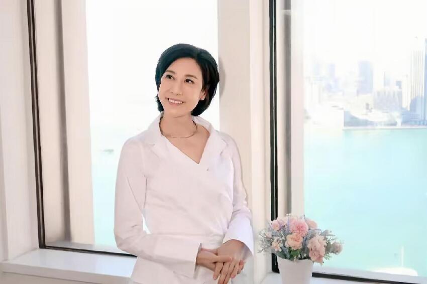TVB「處境劇女王」拍戲遭揩油，吻戲對方突然伸舌頭，結婚多年堅持丁克