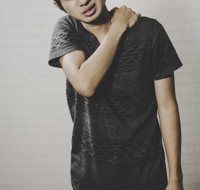 一半台人都會嘴巴吐「米白顆粒」臭爆！  醫揭1習慣養成結石