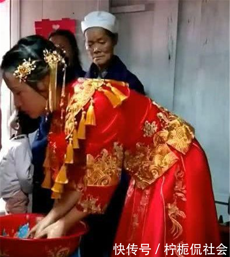 媳婦太漂亮有詐！婆婆要求「拜堂前先洗臉」　新娘不得已「當眾卸妝」眾人全看呆