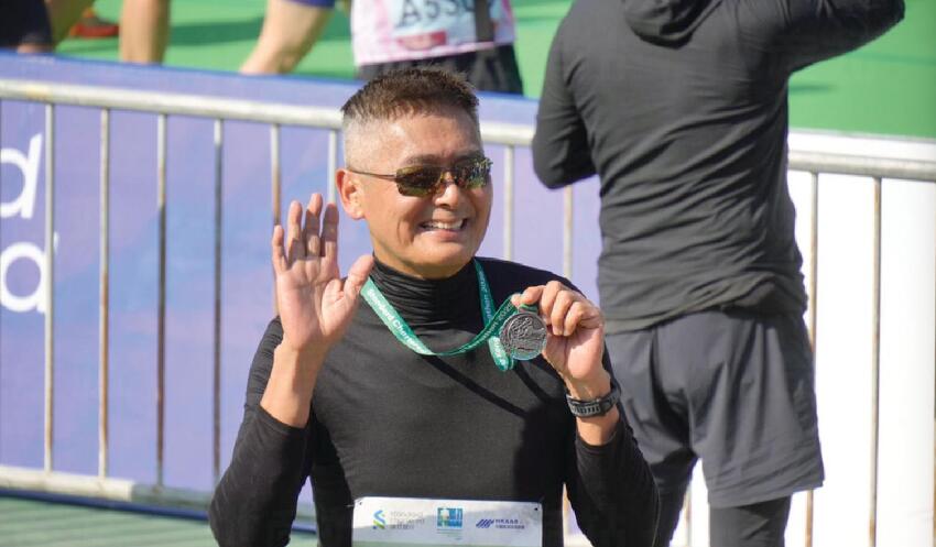 周潤發750萬賣出50平米房，山頂豪宅雜草叢生，叫價1.95億賣不掉