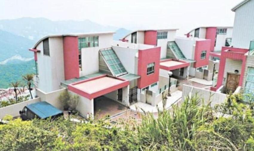 周潤發750萬賣出50平米房，山頂豪宅雜草叢生，叫價1.95億賣不掉