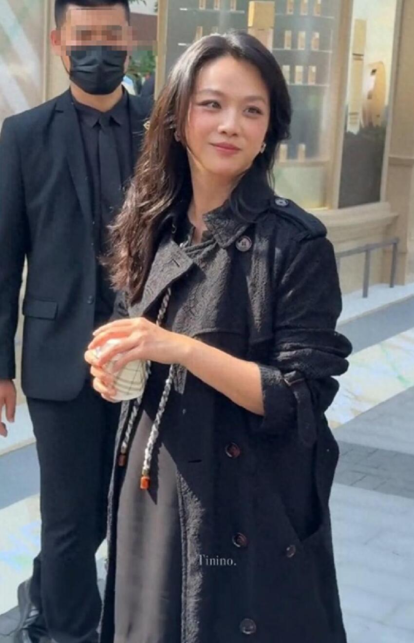 46歲湯唯參加活動，揮手打招呼大肚子搶鏡，看著像懷孕六七個月