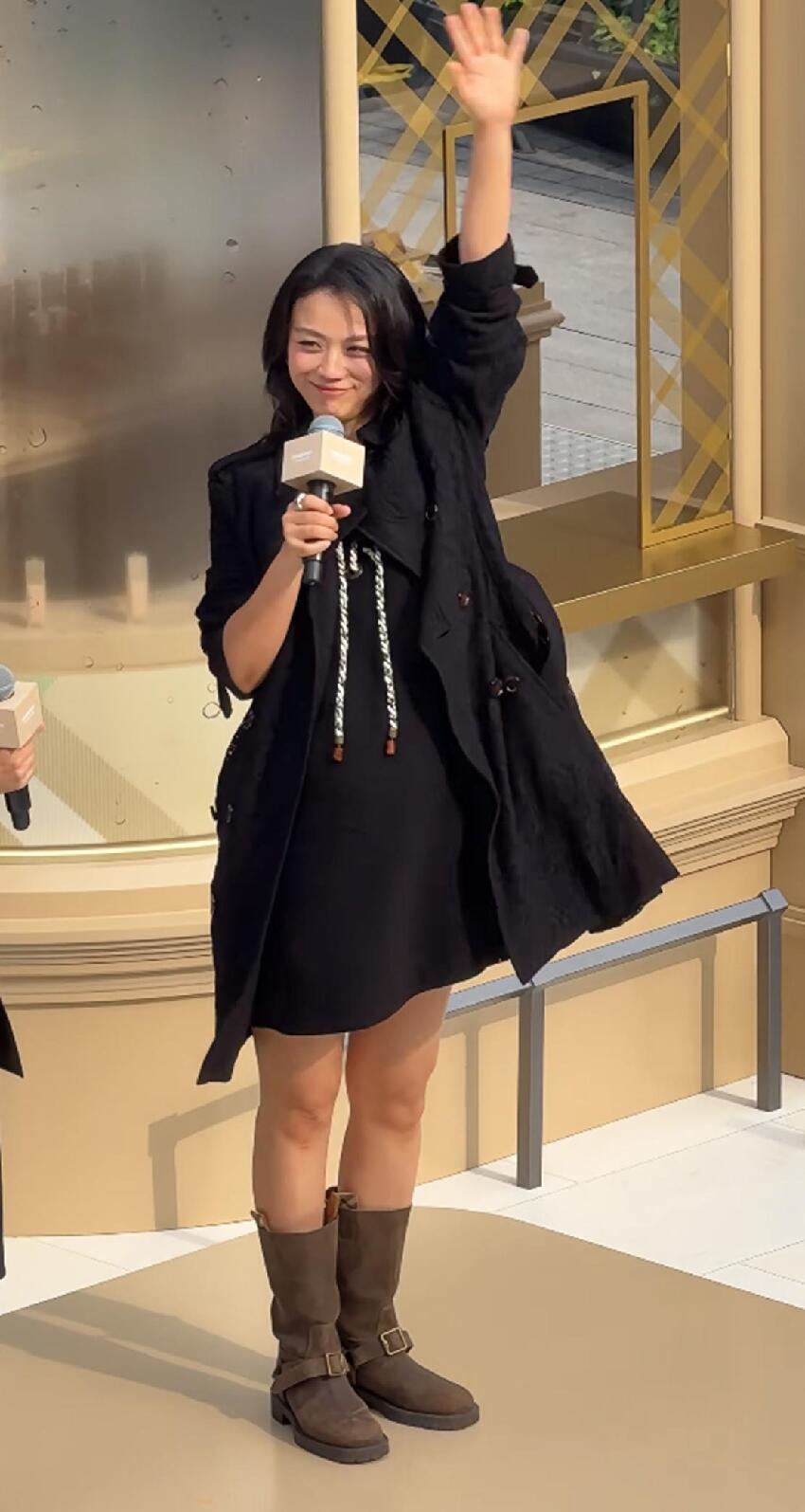 46歲湯唯參加活動，揮手打招呼大肚子搶鏡，看著像懷孕六七個月