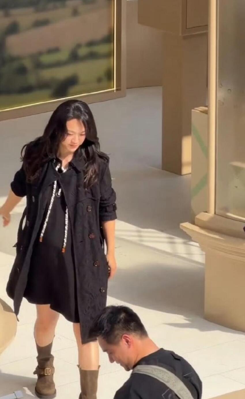 46歲湯唯參加活動，揮手打招呼大肚子搶鏡，看著像懷孕六七個月