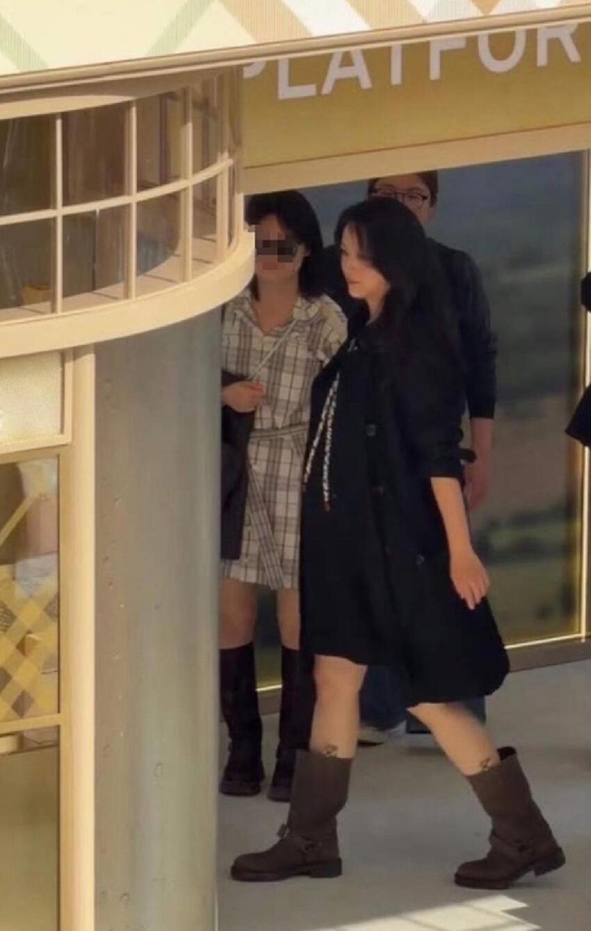 46歲湯唯參加活動，揮手打招呼大肚子搶鏡，看著像懷孕六七個月