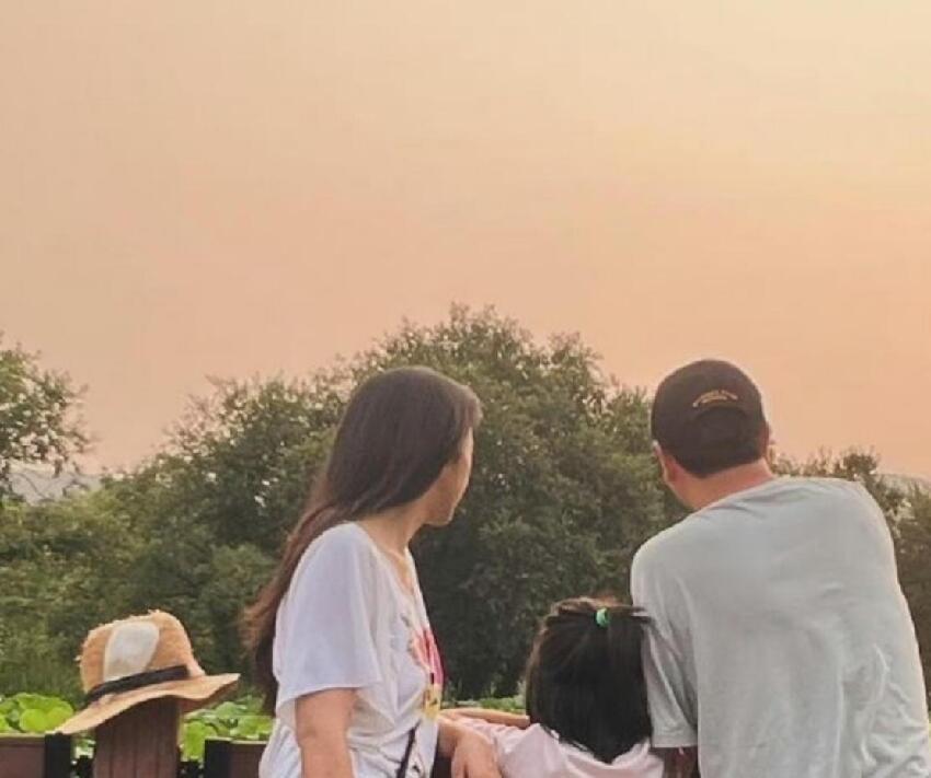 46歲湯唯參加活動，揮手打招呼大肚子搶鏡，看著像懷孕六七個月