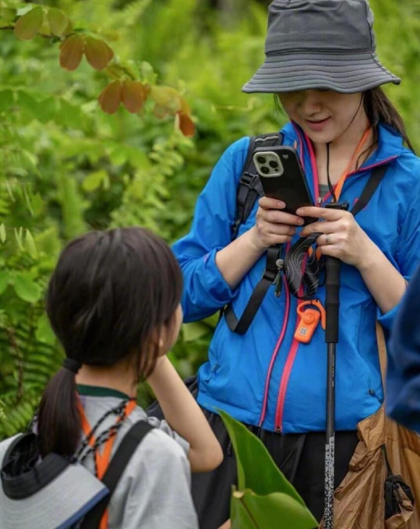 46歲湯唯參加活動，揮手打招呼大肚子搶鏡，看著像懷孕六七個月