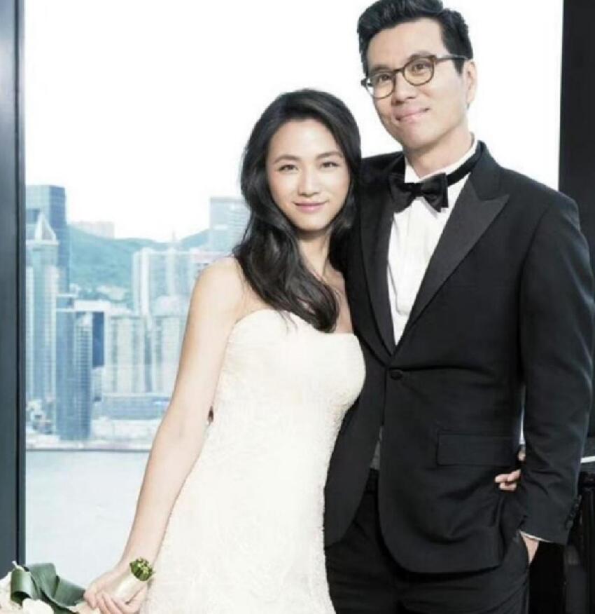 46歲湯唯參加活動，揮手打招呼大肚子搶鏡，看著像懷孕六七個月