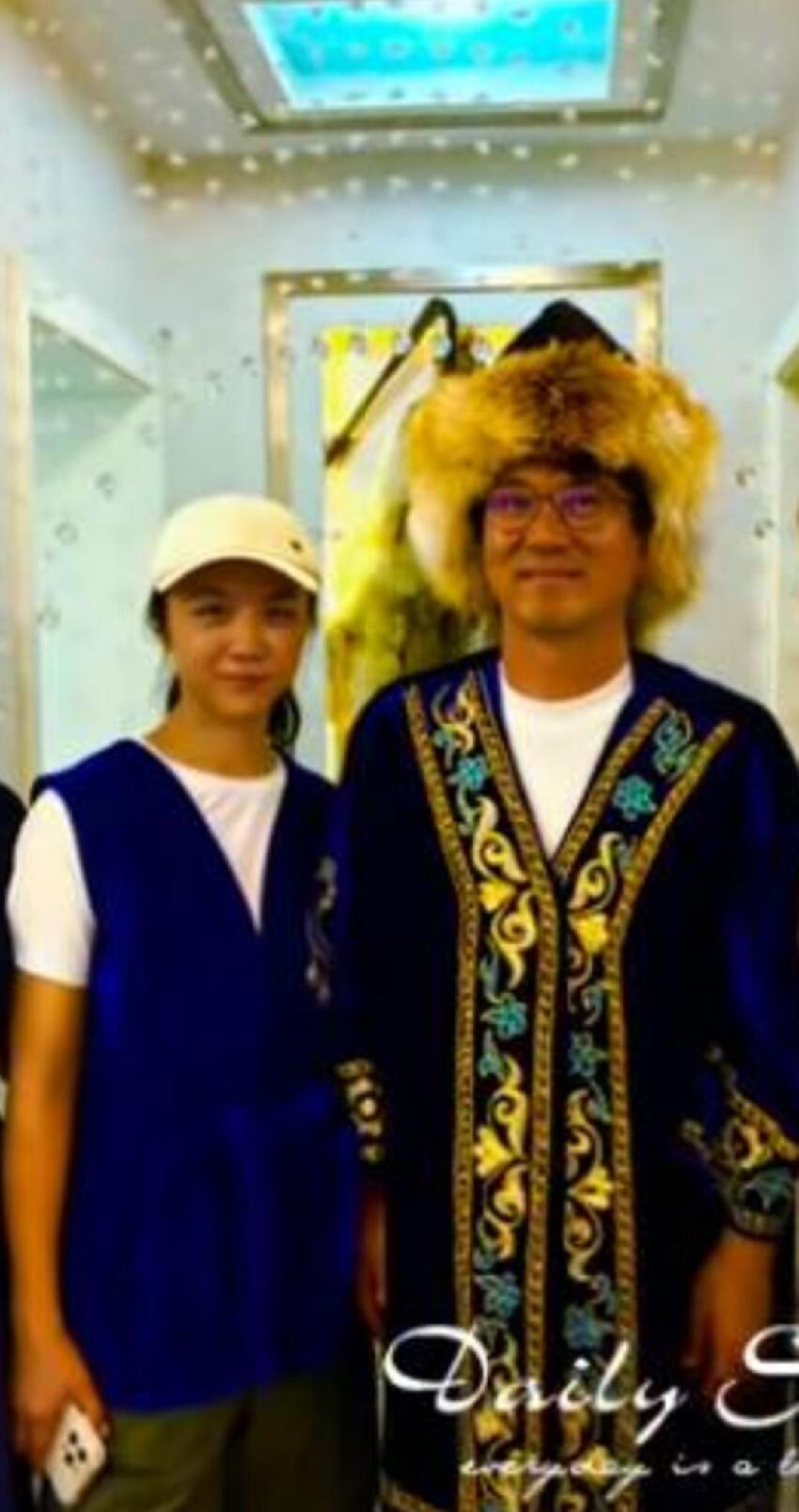 46歲湯唯參加活動，揮手打招呼大肚子搶鏡，看著像懷孕六七個月