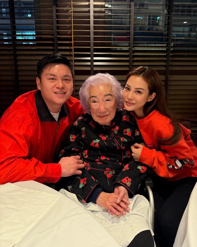 謝玲玲豪門前婆婆100歲壽誕！孫輩5人同堂慶賀，興奮合照笑不攏嘴