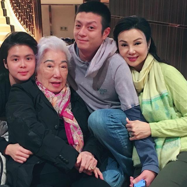 謝玲玲豪門前婆婆100歲壽誕！孫輩5人同堂慶賀，興奮合照笑不攏嘴