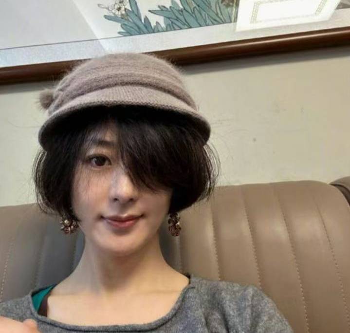 37歲趙麗穎回農村過年,穿秋衣偷戴奶奶帽子,剪短髮曬紅包太可愛