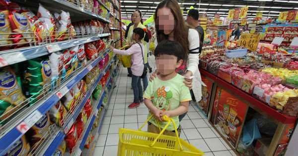 兒子商場摔東西抗議「不買就不走」！媽媽沒打沒罵「當場做1事」網贊爆：最高境界的教養