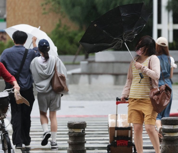 快訊／最新風雨預測出爐！17縣市恐達標「有機會放2天假」：雙北有兩個時段