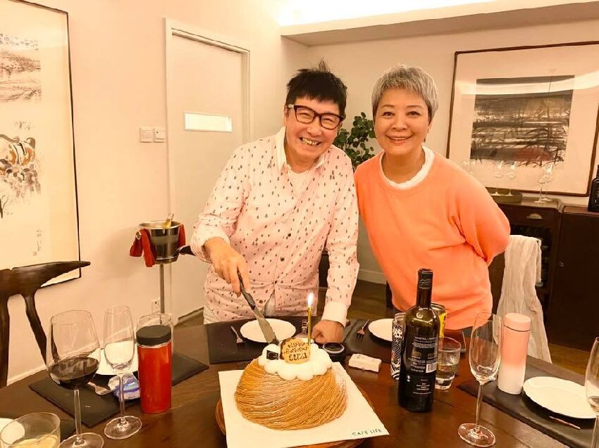 71歲女星與同性密友同居20年，稱彼此沒愛情，兩度離婚不喜歡同性