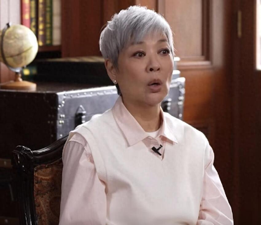 71歲女星與同性密友同居20年，稱彼此沒愛情，兩度離婚不喜歡同性