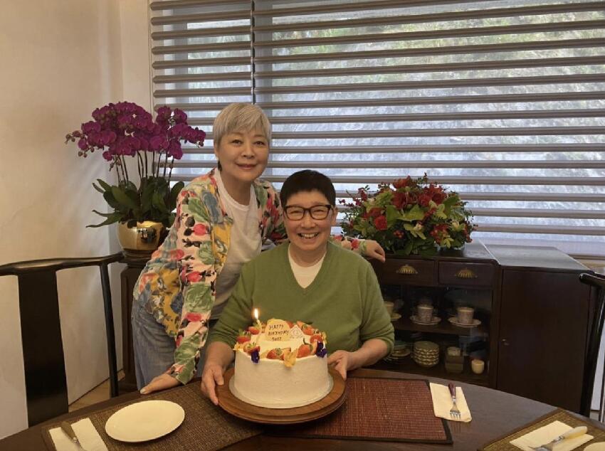 71歲女星與同性密友同居20年，稱彼此沒愛情，兩度離婚不喜歡同性