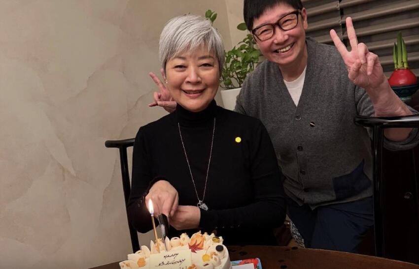 71歲女星與同性密友同居20年，稱彼此沒愛情，兩度離婚不喜歡同性