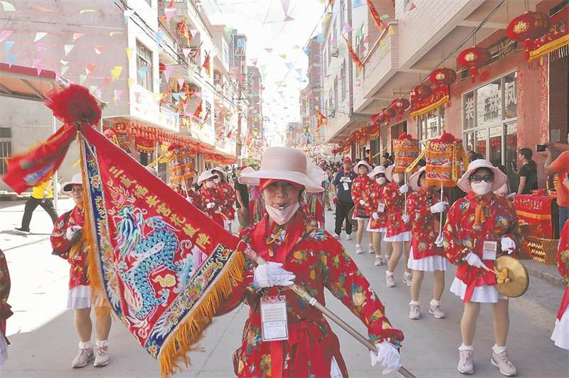 就在剛剛，眾人目睹！白沙屯媽祖突然開口說話，竟洩露一個驚人天機！數萬人拍下顯靈一幕