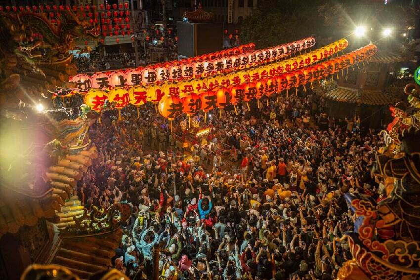 就在剛剛，眾人目睹！白沙屯媽祖突然開口說話，竟洩露一個驚人天機！數萬人拍下顯靈一幕